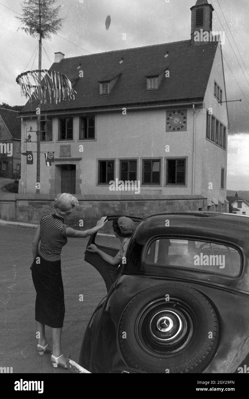 Zwei junge Frauen steigen aus dem Auto, Deutschland 1930er jahre. Two young women getting out of the car, Germany 1930s. Stock Photo