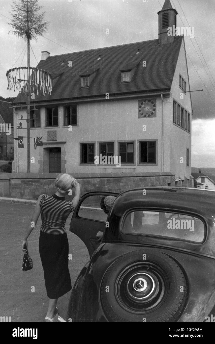 Zwei junge Frauen steigen aus dem Auto, Deutschland 1930er jahre. Two young women getting out of the car, Germany 1930s. Stock Photo