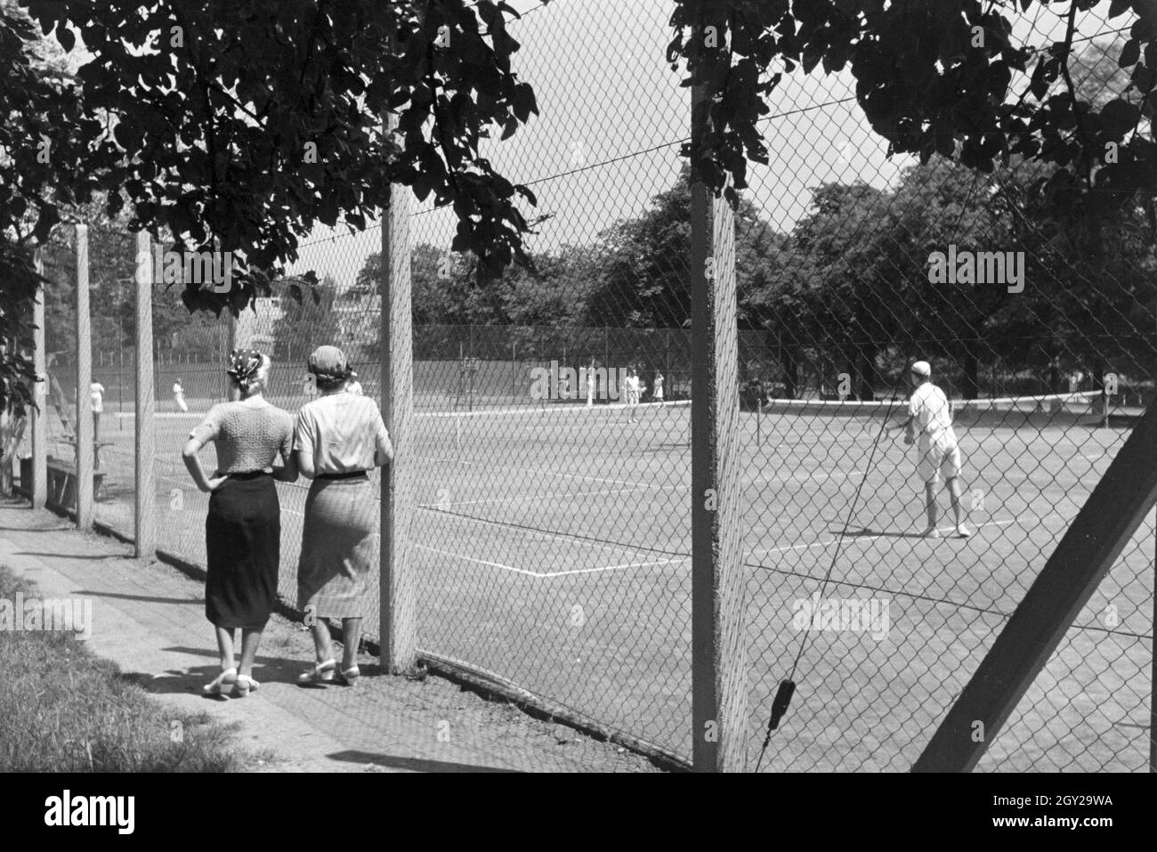 Tennisspieler auf einem Tennisplatz in Stuttgart, Deutschland 1930er