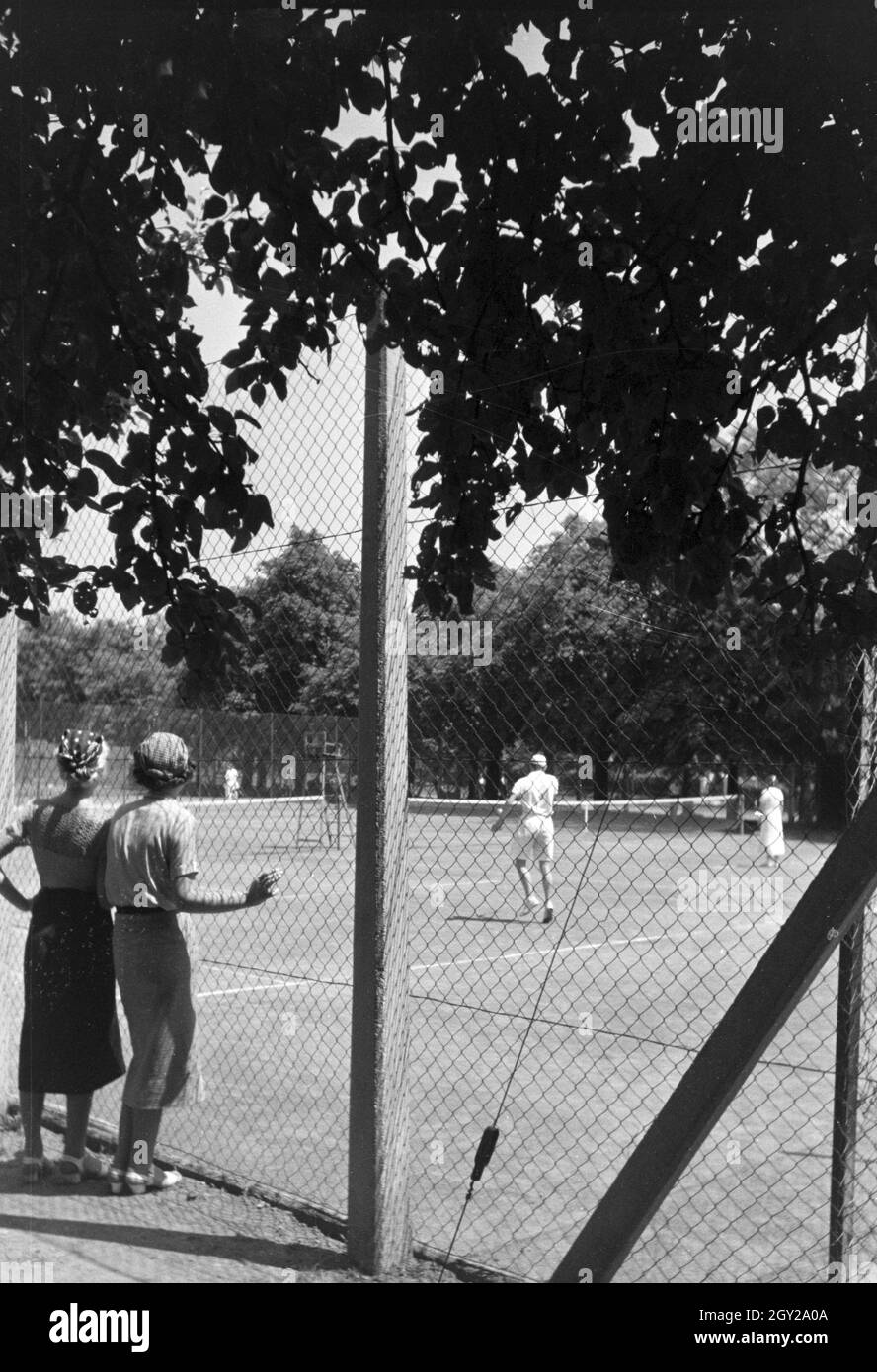 Tennisspieler auf einem Tennisplatz in Stuttgart, Deutschland 1930er Jahre.  Tennis players on a tennis court in Stuttgart, Germany 1930s Stock Photo -  Alamy