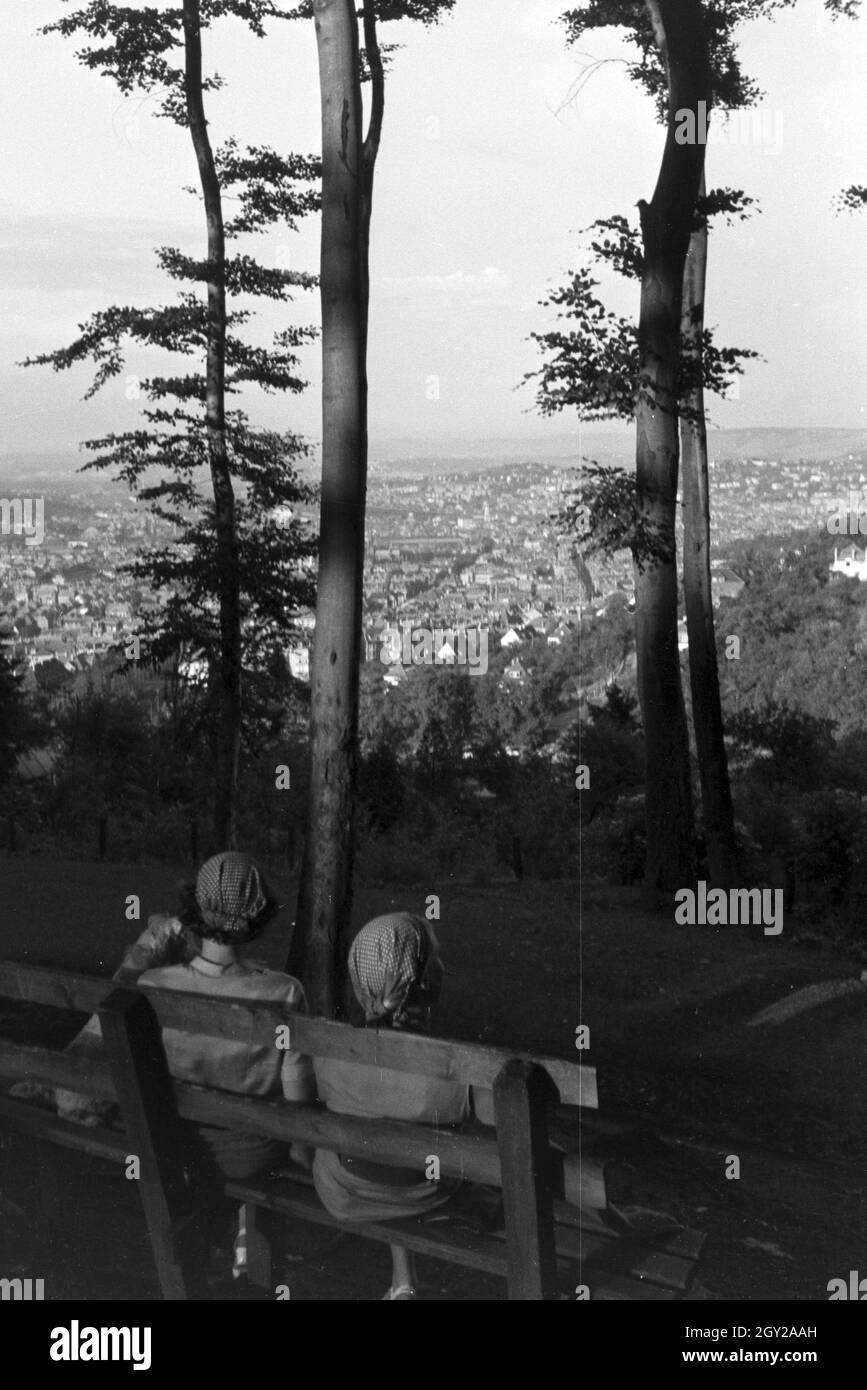 Wanderer genießen den Blick über Stuttgart, Deutschland 1930er Jahre. Hikers enjoy the view over Stuttgart, Germany 1930s. Stock Photo