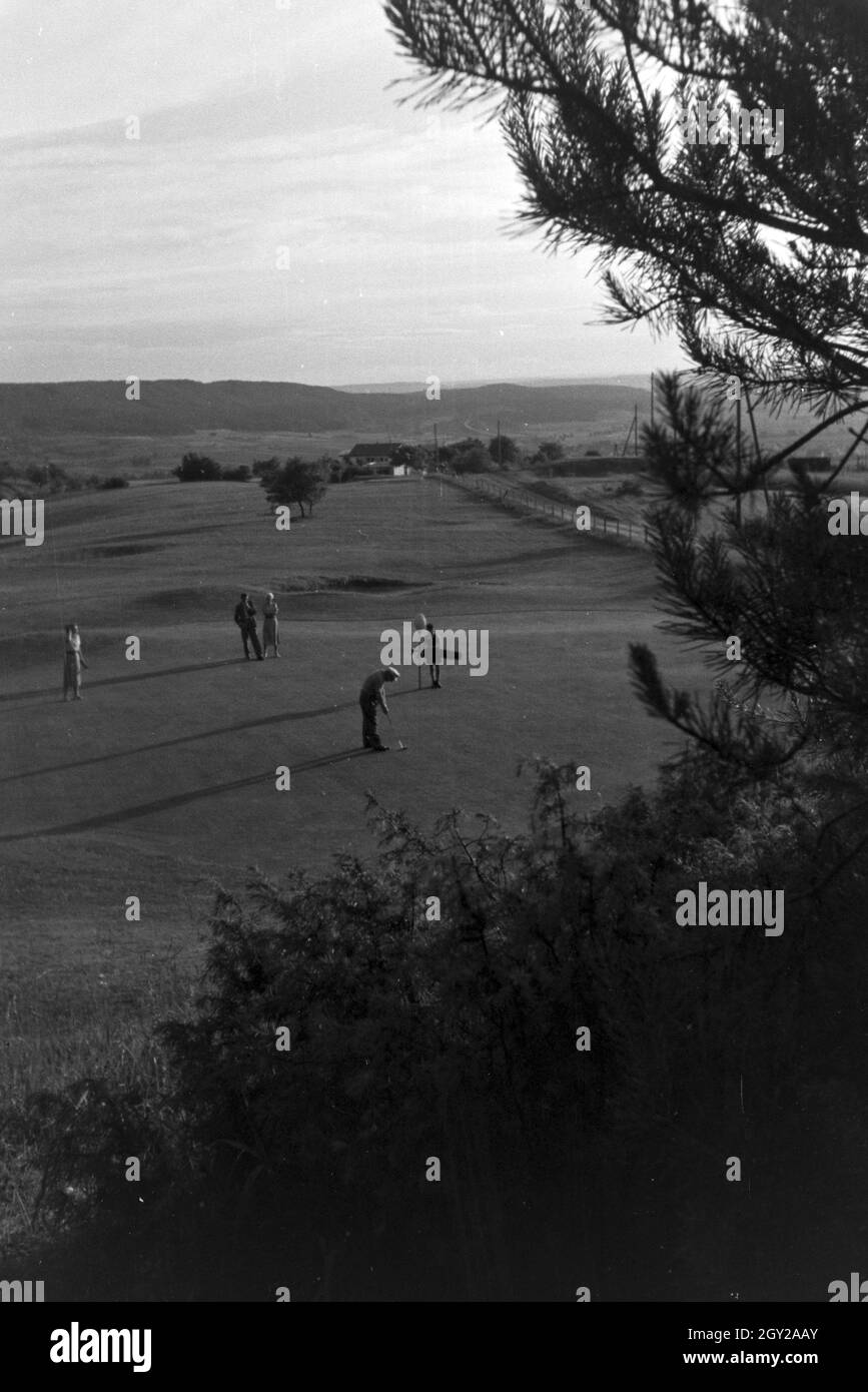Golfer auf einem Golfplatz in Stuttgart, Deutschland 1930er Jahre. Golf players on a golf course in Stuttgart, Germany 1930s. Stock Photo