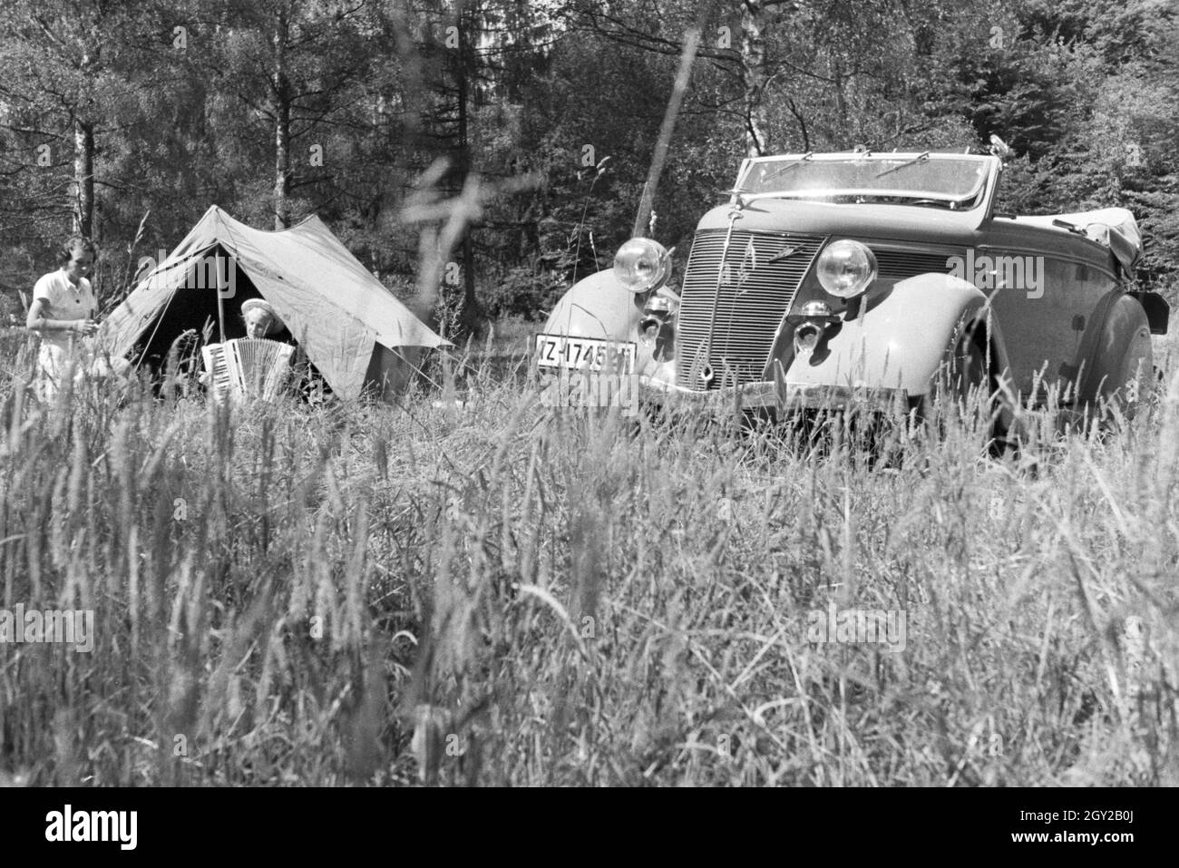 Ein Campingausflug mit dem Auto, Deutschland 1930er Jahre. A camping trip  with the car, Germany 1930s Stock Photo - Alamy