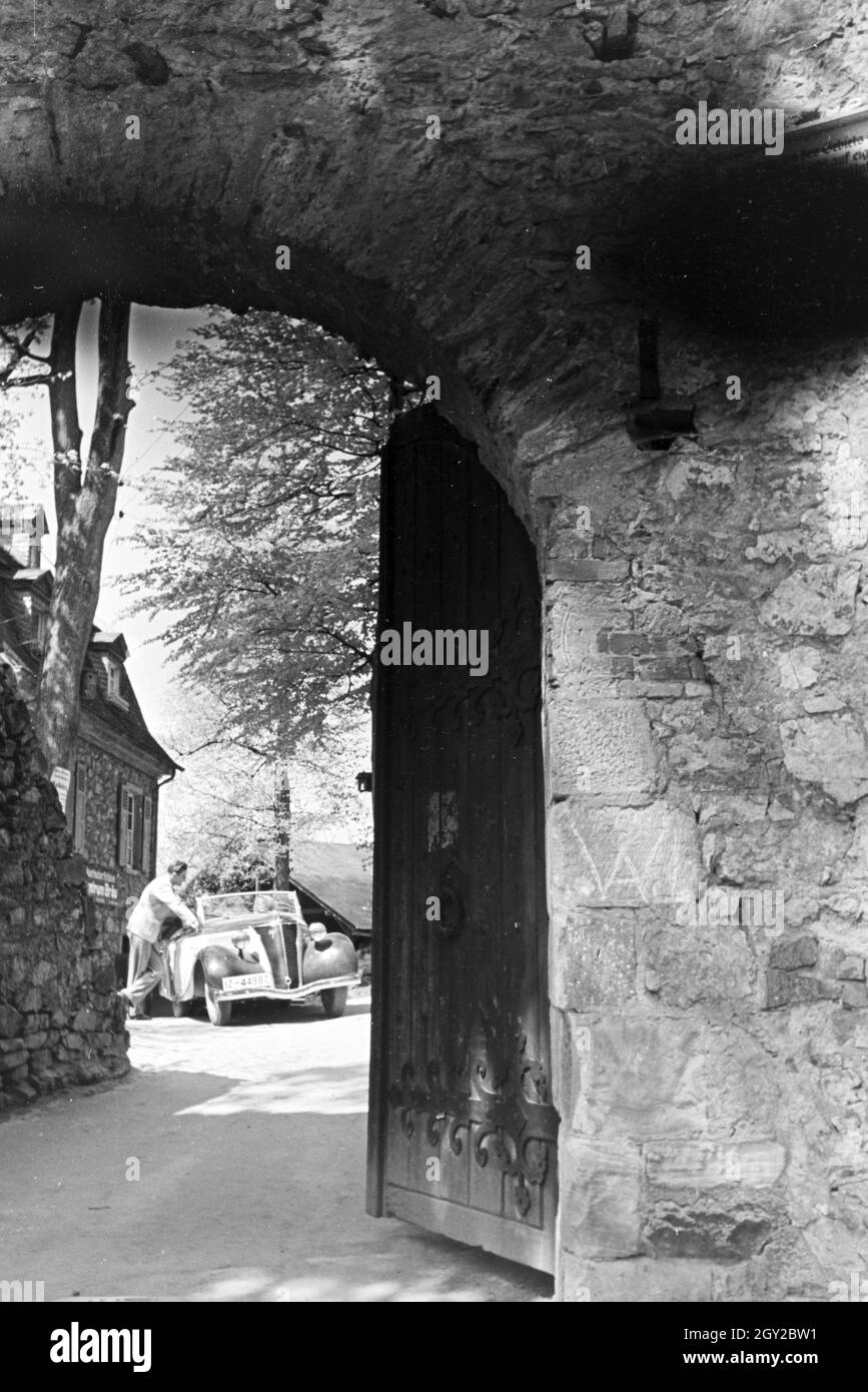 Ein Ausflug zum Auerbacher Schloss, Deutsches Reich 1930er Jahre. An excursion to the Auerbach castle, Germany 1930s. Stock Photo