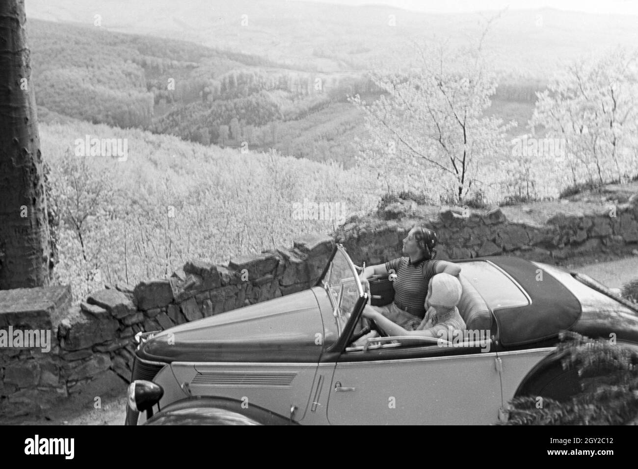 Ein Ausflug zum Auerbacher Schloss, Deutsches Reich 1930er Jahre. An excursion to the Auerbach castle, Germany 1930s. Stock Photo