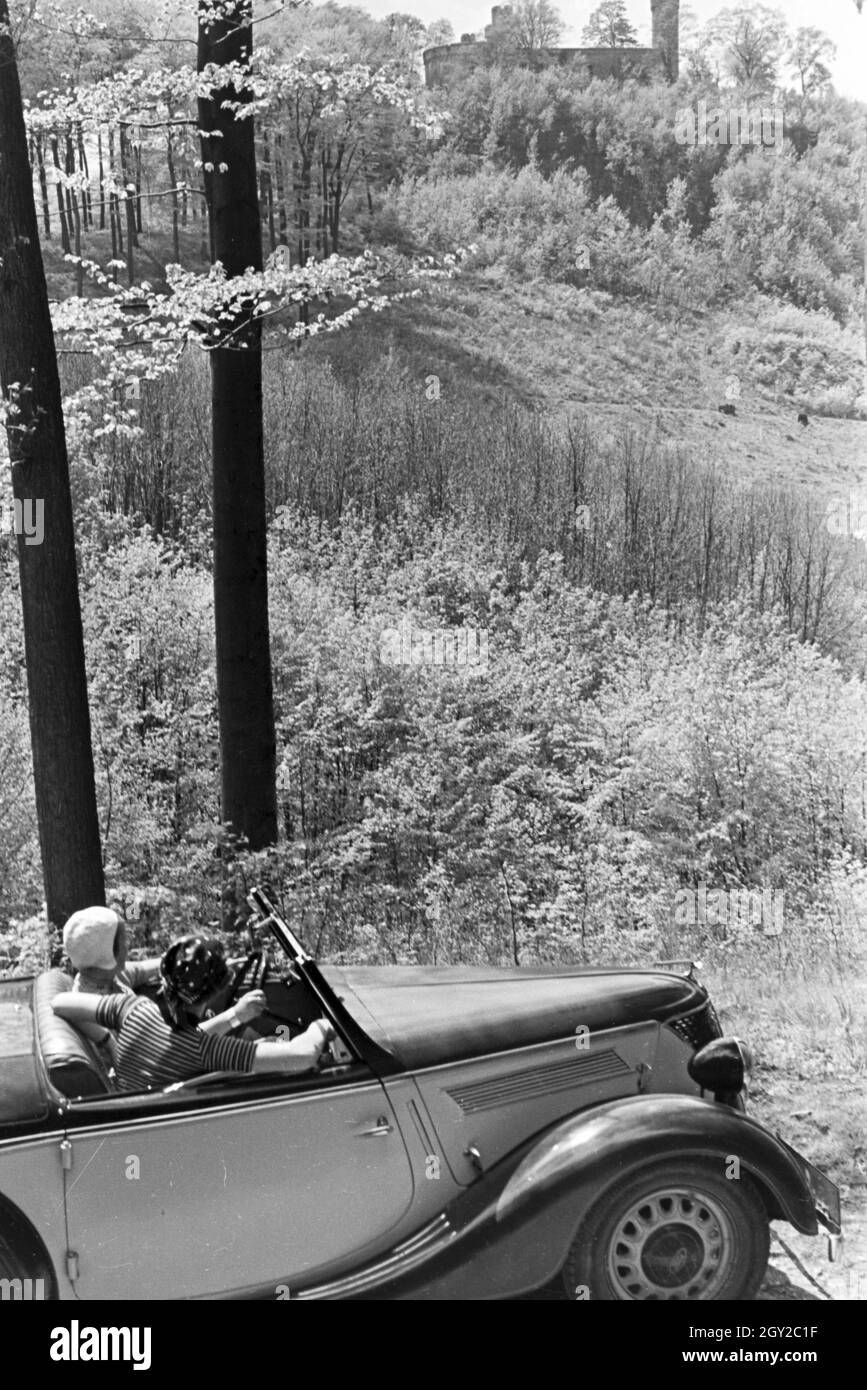 Ein Ausflug zum Auerbacher Schloss, Deutsches Reich 1930er Jahre. An excursion to the Auerbach castle, Germany 1930s. Stock Photo