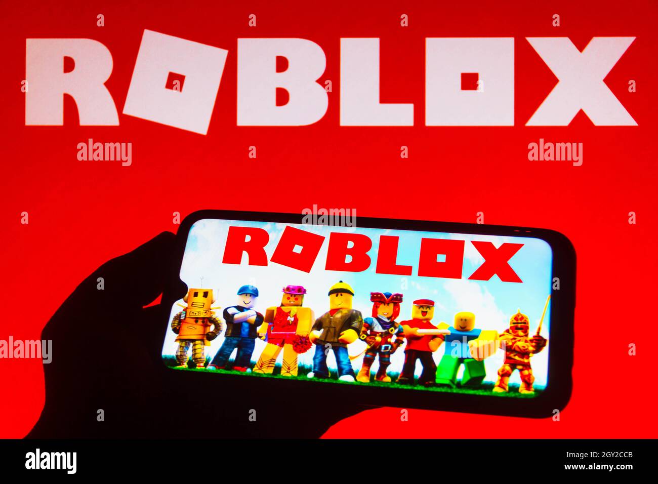 Logotipo Roblox E Aplicativo Em Uma Tela Móvel Em Uma Mão Foto de