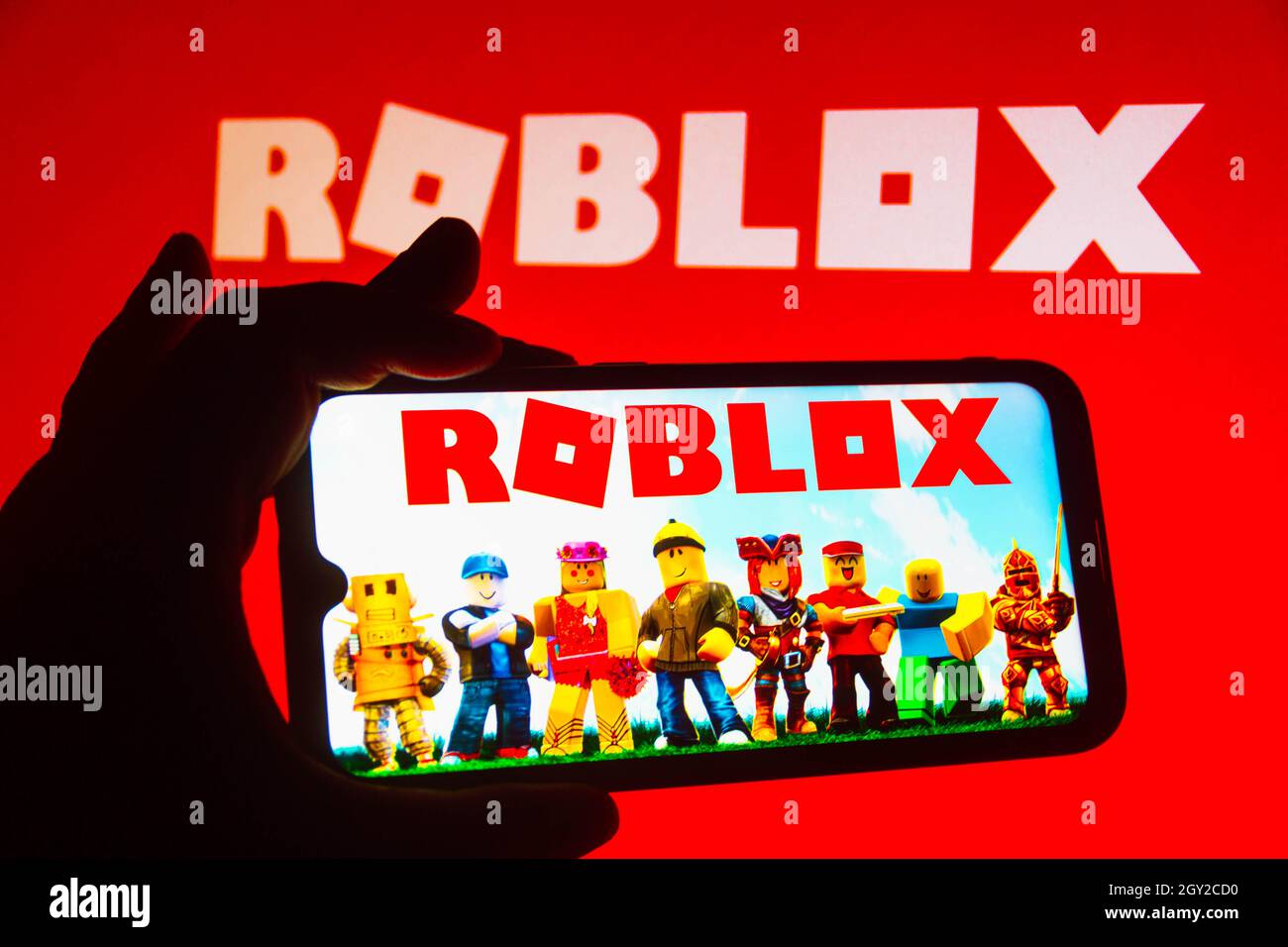 Mão Masculina Segurando Um Smartphone Com Aplicativo De Jogo Roblox Na Tela  Do Smartphone No Fundo Branco. Rio De Janeiro, RJ, Brasil. Agosto De 2021.  Foto Royalty Free, Gravuras, Imagens e Banco