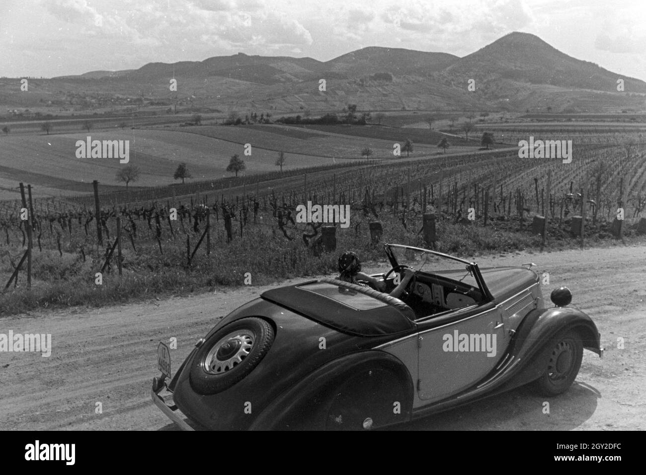 Ein Ausflug zur Weinstraße in der Pfalz, Deutsches Reich 1930er Jahre. An excursion to the German Wine Route in the Palatinate; Germany 1930s. Stock Photo