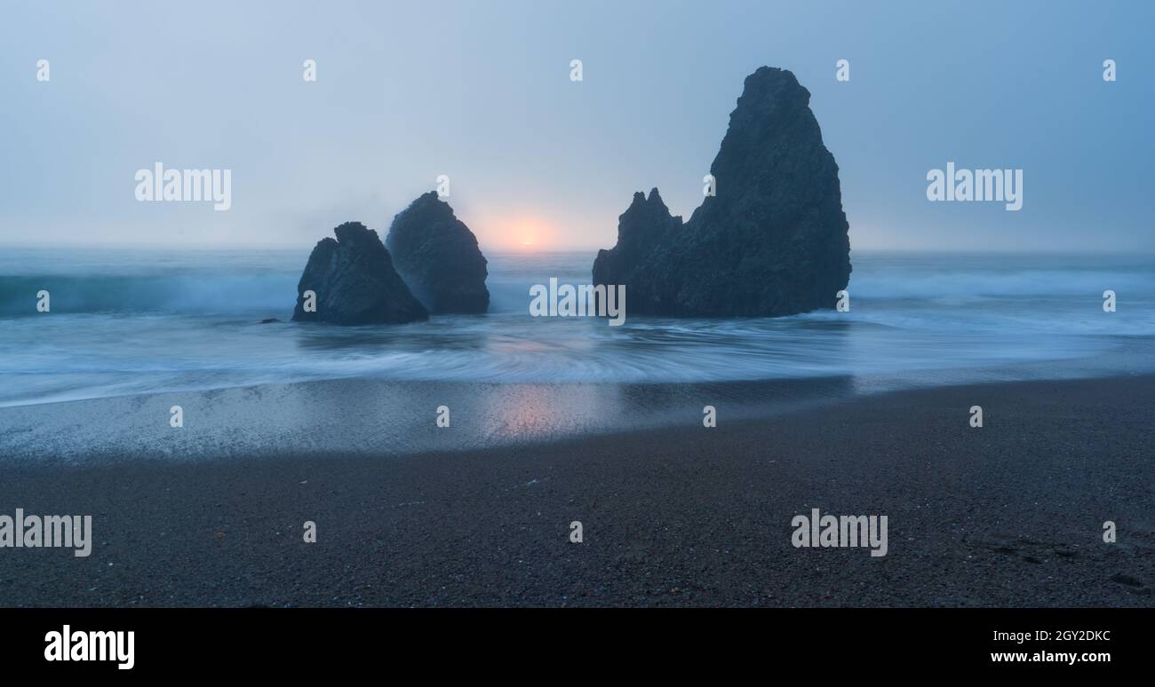 San Fran Rodeo Beach Rodeo Beach in San Francisco, Bay Area, sunrise, summer weather Stock ...