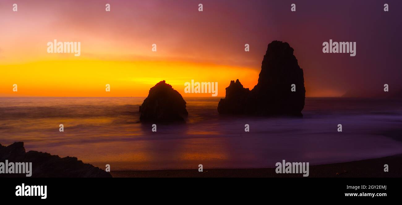 San Fran Rodeo Beach Rodeo Beach in San Francisco, Bay Area, sunrise, summer weather Stock ...