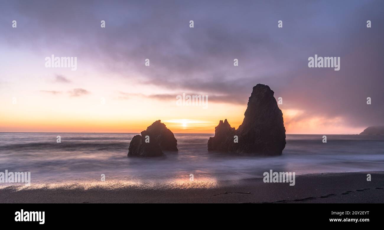 San Fran Rodeo Beach Rodeo Beach in San Francisco, Bay Area, sunrise, summer weather Stock ...