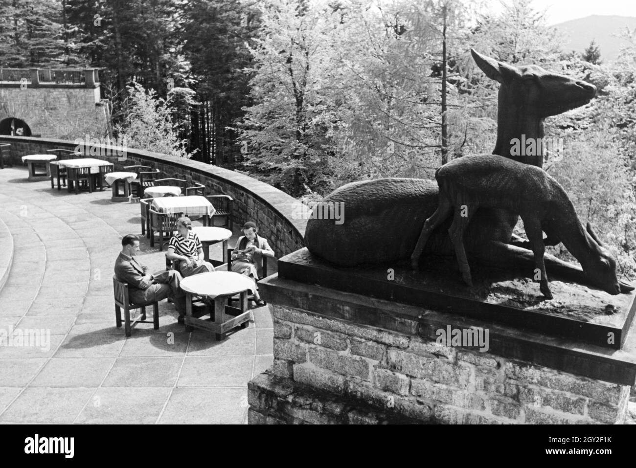 Ein Ausflug zum Schloss Bühlerhöhe im Schwarzwald, Deutsches Reich 1930er Jahre. A trip to Bühlerhöhe Castle in the Black Forest, Germany 1930s. Stock Photo