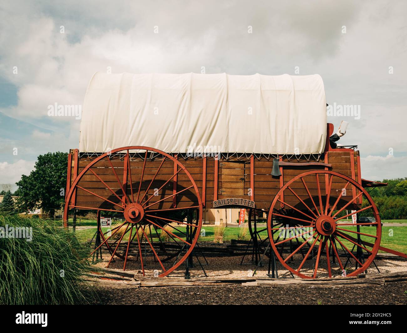 The Railsplitter Covered Wagon, on Route 66 in Lincoln, Illinois Stock