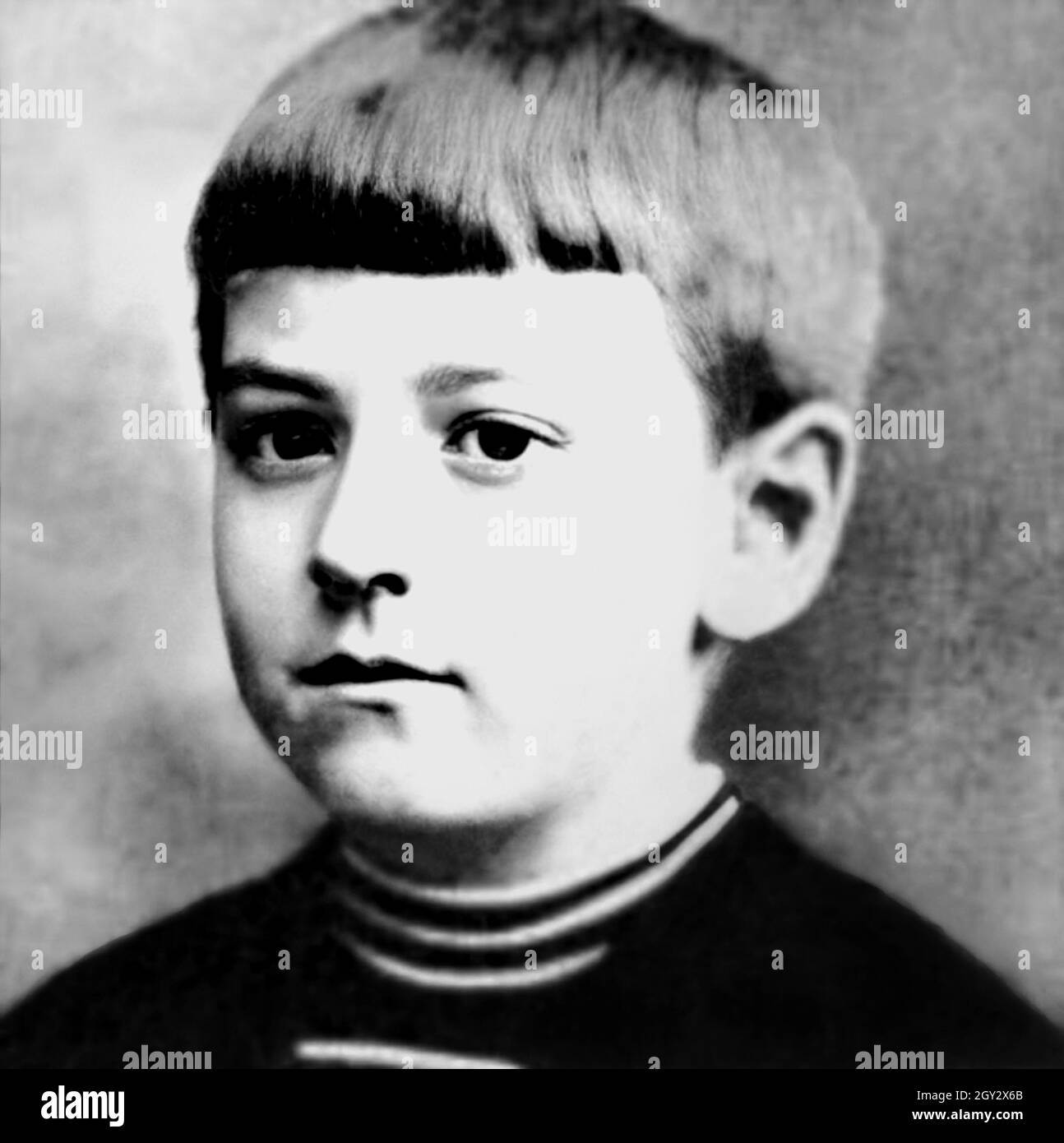 1896 ca., USA : The american Fantasy Science Fiction writer and poet  H.P. LOVECRAFT ( Howard Phillips , 1890 - 1937 ), when was a little boy aged 6 . Unknown photographer- SCRITTORE - LETTERATURA - LITERATURE - bambini - bambino - child - children - personalità da giovane giovani - personalities personality when was young - CHILDHOOD - INFANZIA - FOTO STORICHE - HISTORY - vestito alla marinara - sailor dress - marinaretta - marinaretto - POETA - POETRY - POESIA - FANTASCIENZA ---  Archivio GBB Stock Photo