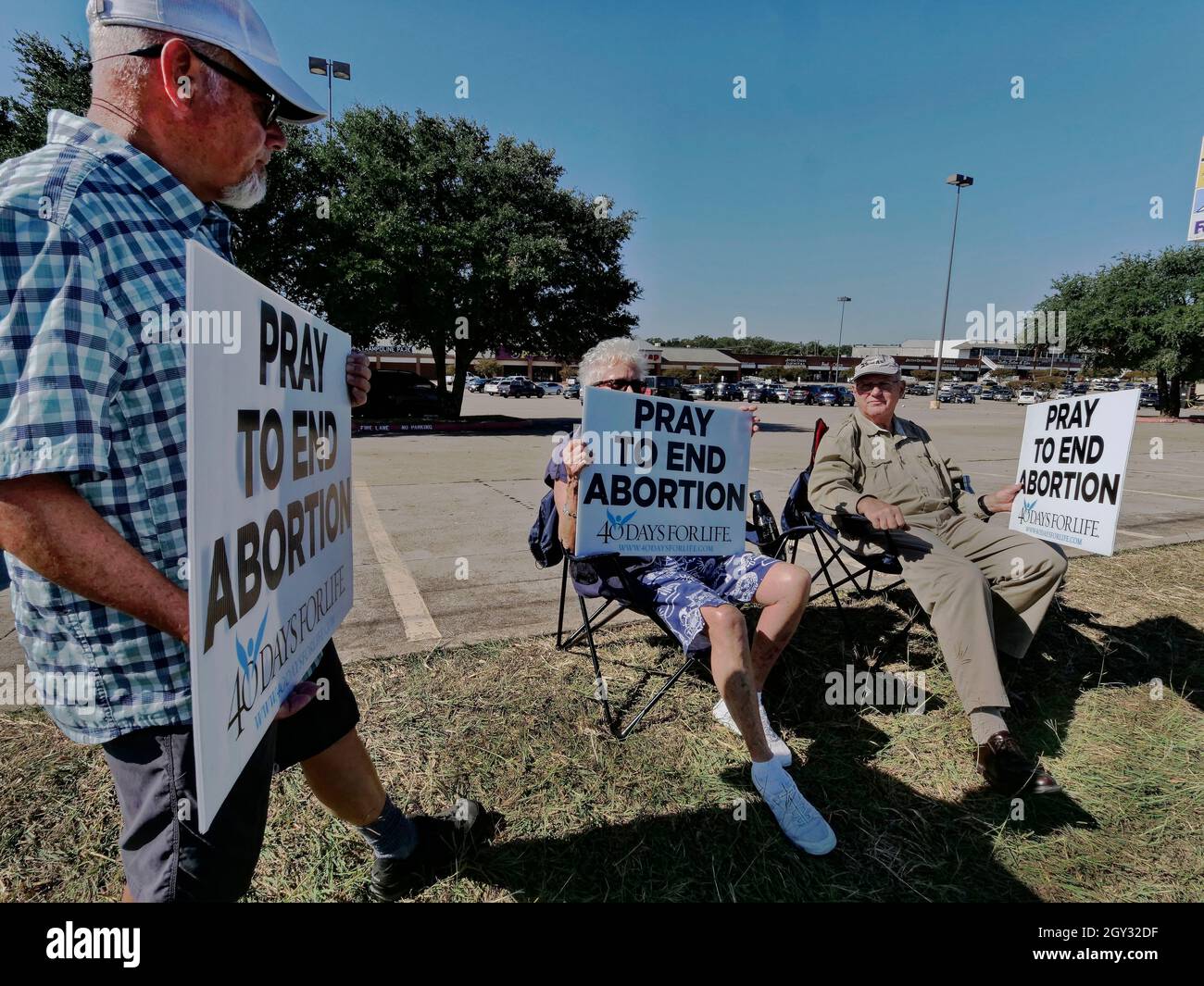 Planned Parenthood clinis in the shopping center along I-35E in Denton, Texas is picketed by '40 Days for Life' prayer vigil. Texas residentents started protesting on September 16th and will picket till the end of October. Forty days. Anti-abortion activiist they feel the Texas Govenor Abbott is a wonderful man. Stock Photo