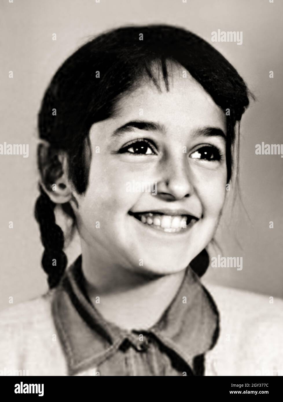 1951 c., NEW YORK,  USA : The celebrated american Folk singer JOAN BAEZ ( born 9 january 1941 ) when was a young girl aged 10 . Unknown photographer. - HISTORY - FOTO STORICHE - personalità da giovane giovani - ragazza - personality personalities when was young girl - INFANZIA - CHILDHOOD - POP MUSIC - MUSICA - cantante - BAMBINI - BAMBINA - CHILD - CHILDREN - BAMBINO - CHILDHOOD - INFANZIA - smile - sorriso - treccine --- ARCHIVIO GBB Stock Photo