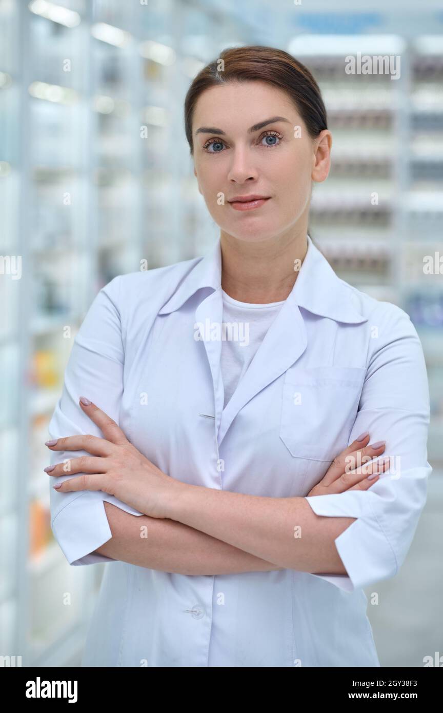 Woman in lab coat hi-res stock photography and images - Alamy