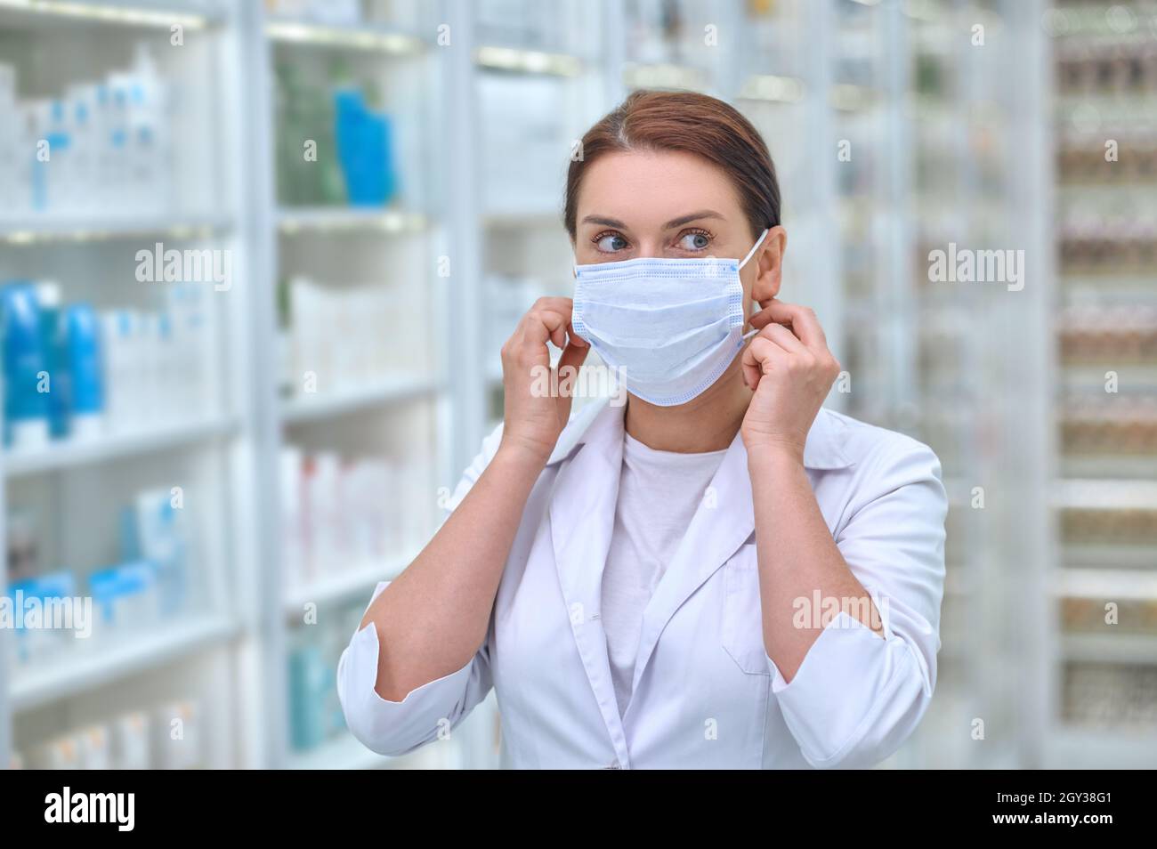 Woman in lab coat hi-res stock photography and images - Alamy