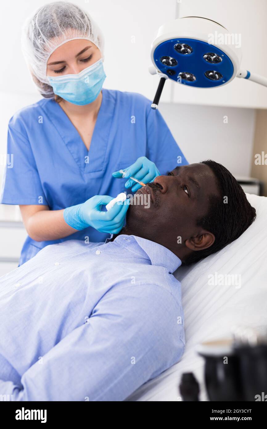 African doctor injecting hi-res stock photography and images - Alamy