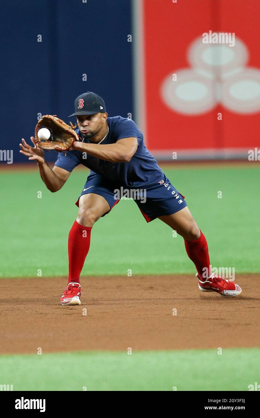 Xander Bogaerts of the San Diego Padres warms up in the outfield Photo  d'actualité - Getty Images