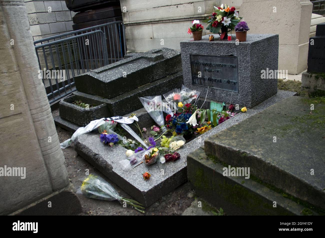 France. Paris. 20th district. Pere-Lachaise cemetery, tomb of Jim Morrison, lead singer and lyricist of The Doors and idol of rock music, he died in P Stock Photo