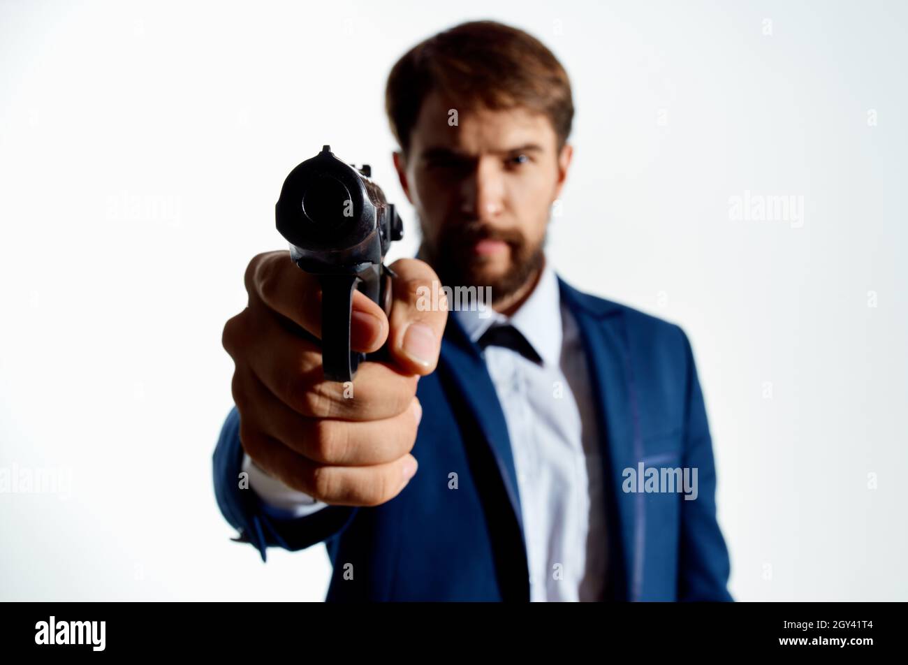 Детектив с пистолетом. Мужчина в костюме с пистолетом. Секретный агент фото с пистолетом.