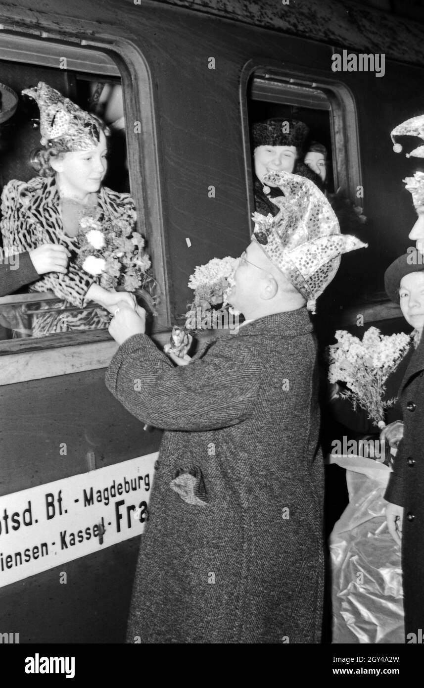 Die Prinzessin der Mainzer Fastnacht 1938, Hildegard Kühne, wird am Bahnhof Mainz von Karnevalsrepräsentanten verabschiedet. Carnival princess Hildegard Kuehne is disbanded by carnival presidents at Mainz central station, 1938. Stock Photo