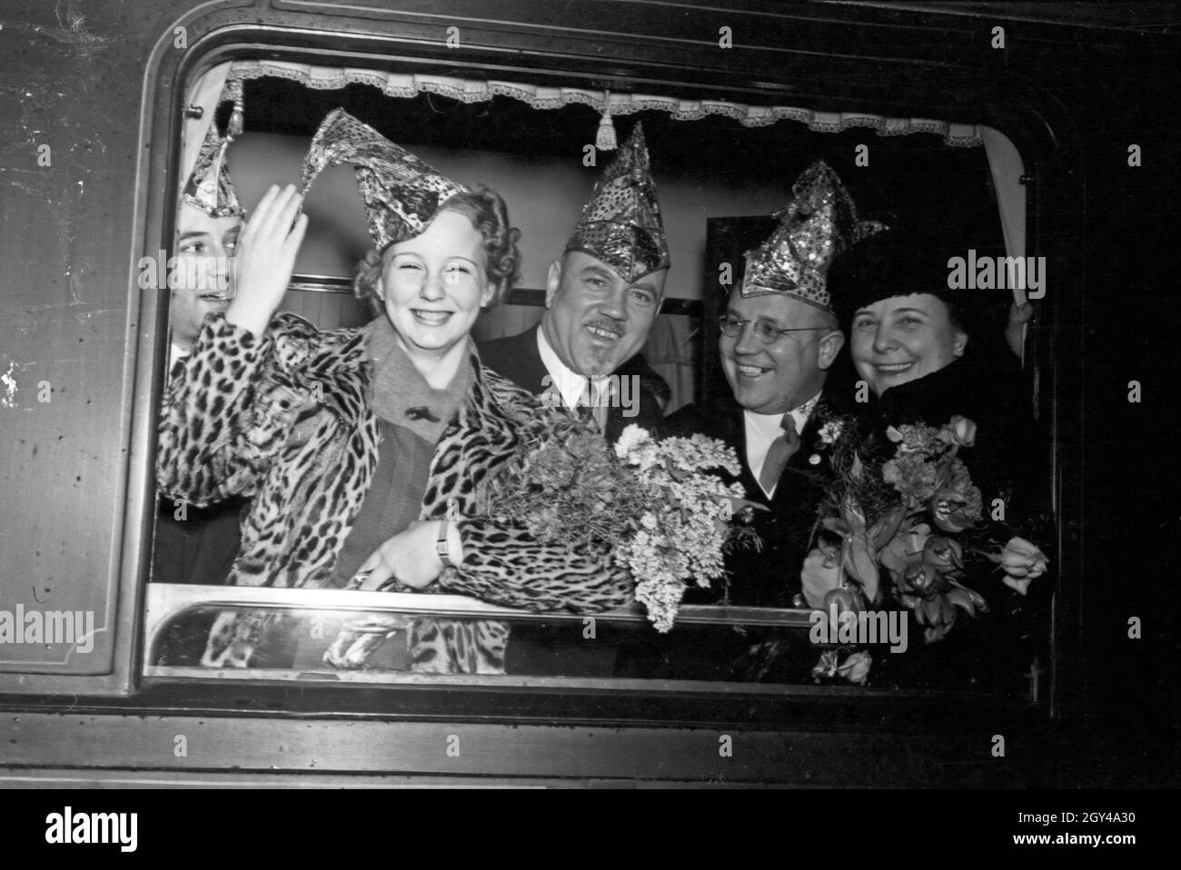 Die Prinzessin der Mainzer Fastnacht 1938, Hildegard Kühne, winkt aus einem Zugfenster. Carnival princess Hildegard Kuehne waving out of the window of a train, 1938. Stock Photo