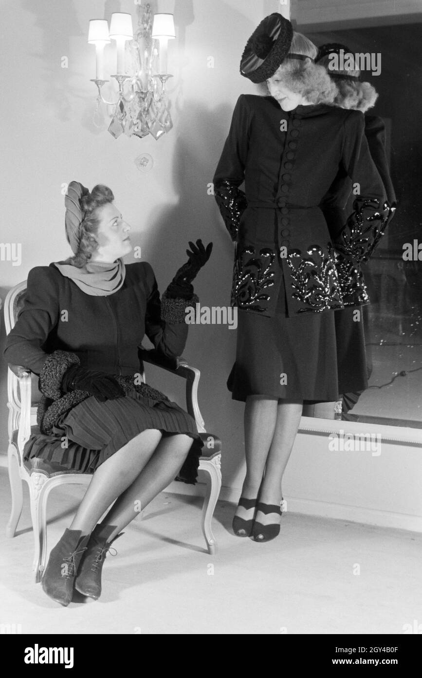 Zwei Models bei der Anprobe von Kleidern der Berliner Modeschöpferin ...