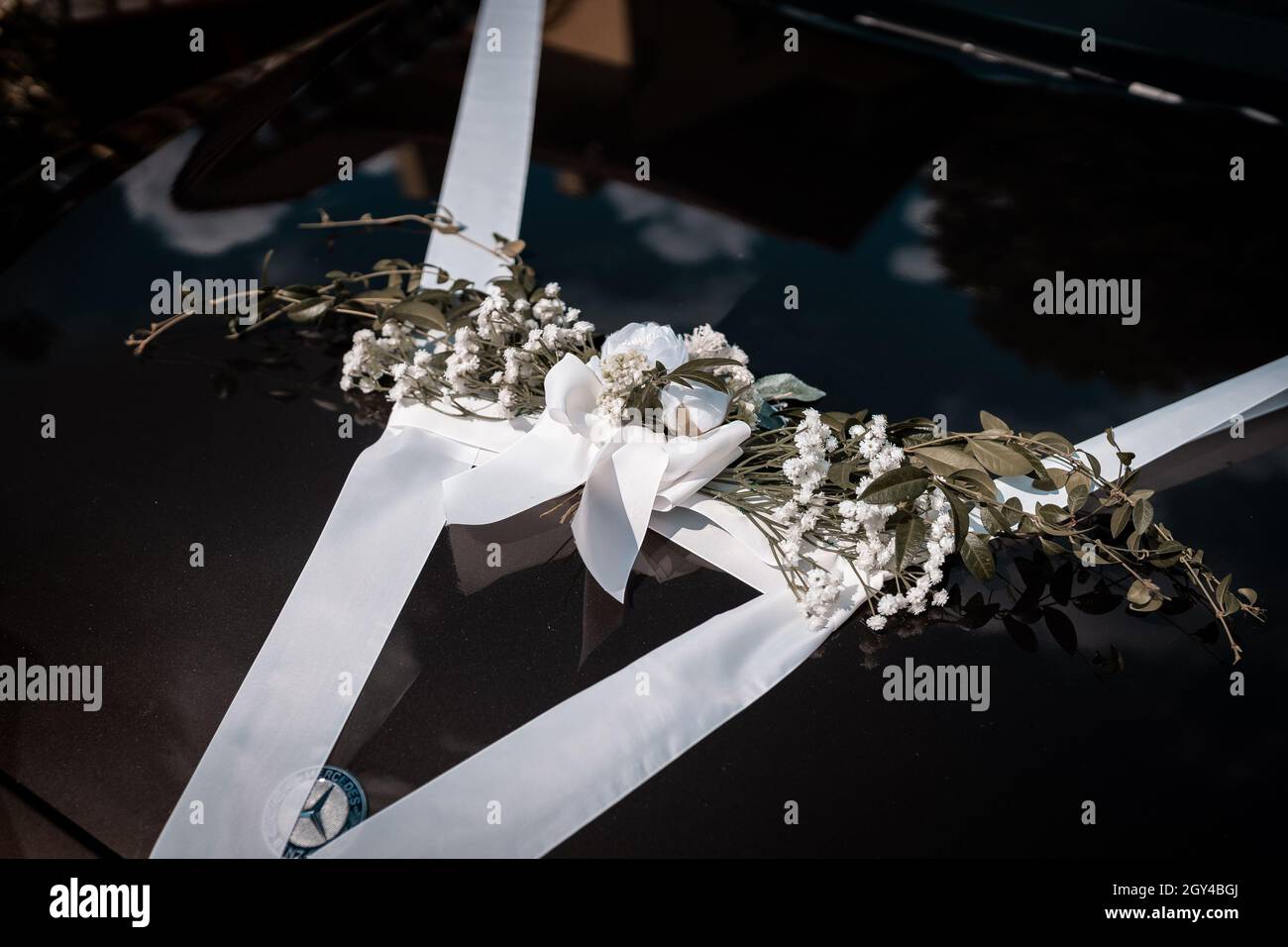 Wedding car, bride and groom Stock Photo - Alamy