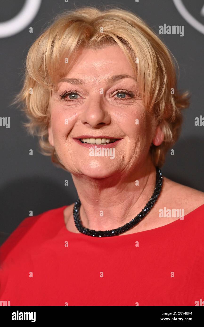 Saskia VESTER (actress), single image, trimmed single motif, portrait,  portrait, portrait. AUDI GENERATION AWARD 2021, Red Carpet on October 6th,  2021 in Muenchen/ALLIANZAREN A Stock Photo - Alamy