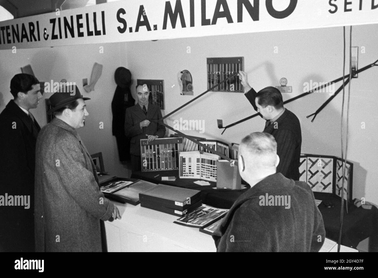 Vor einem italienischen haus Black and White Stock Photos & Images - Alamy