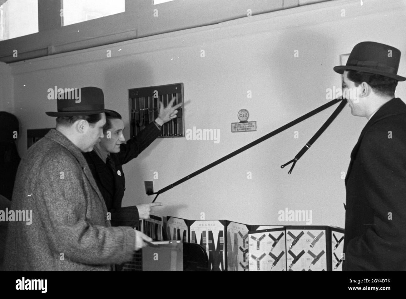 Vor einem italienischen haus Black and White Stock Photos & Images - Alamy