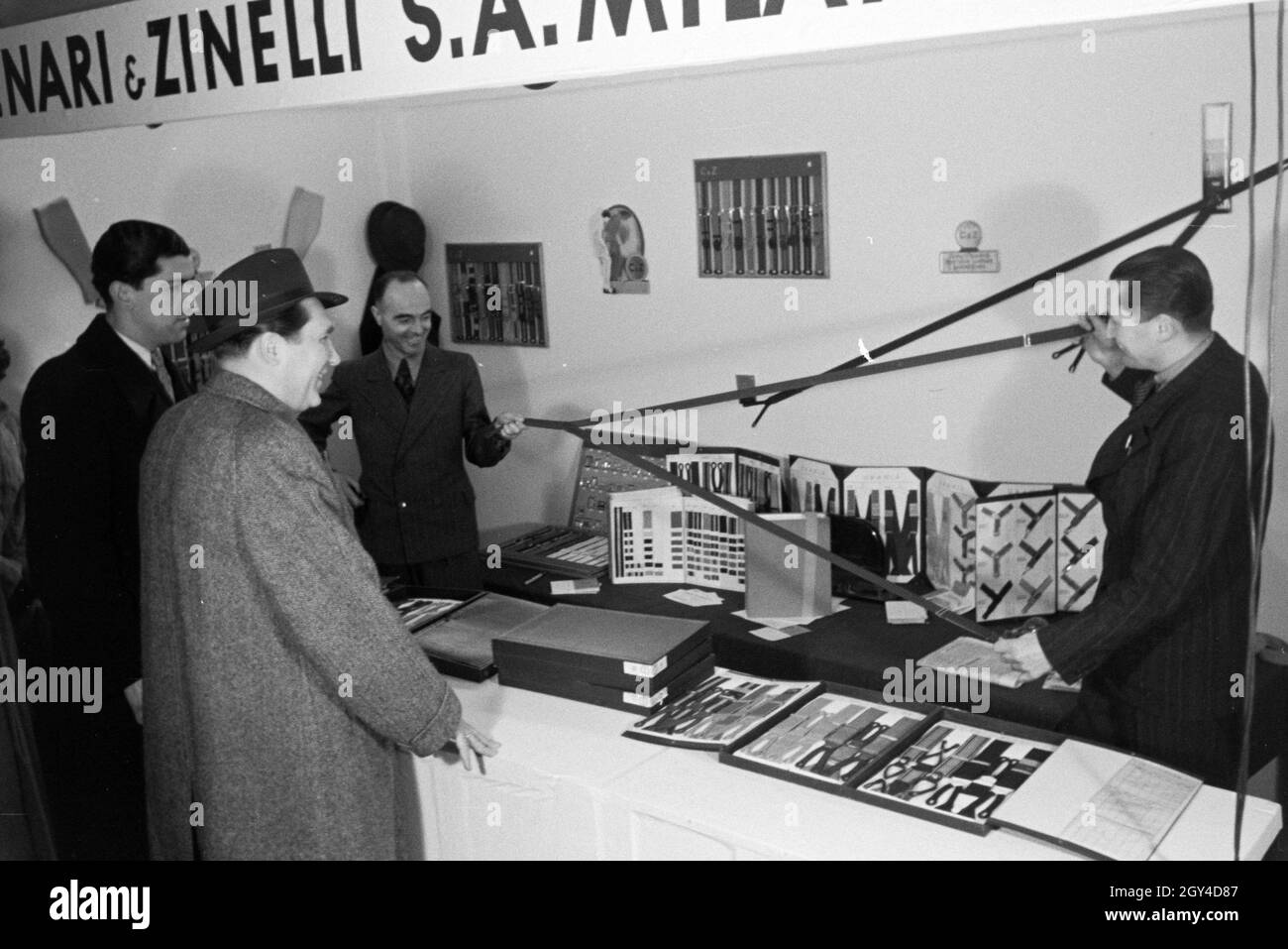 Vor einem italienischen haus Black and White Stock Photos & Images - Alamy