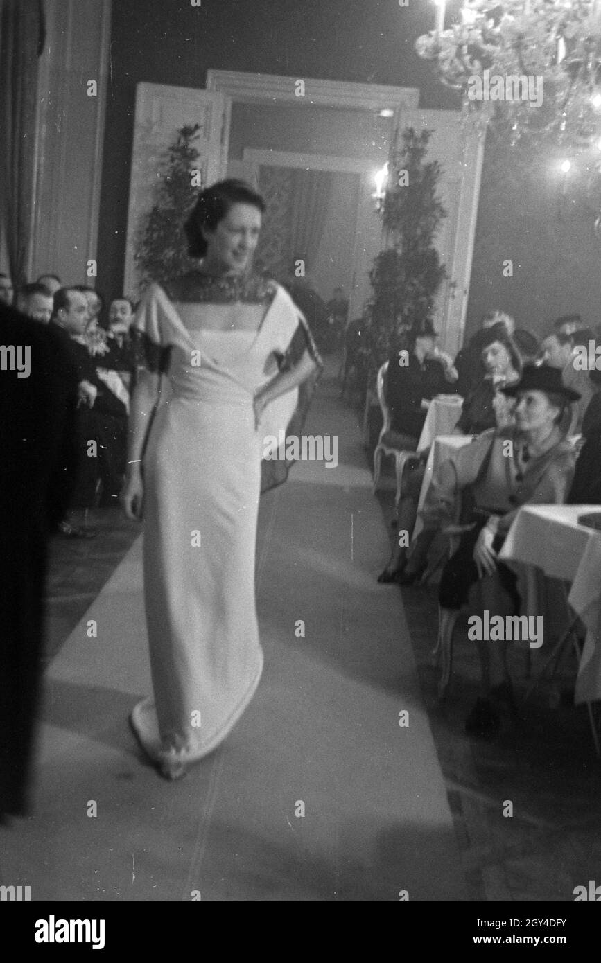 Woman evening dress 1940s hi-res stock photography and images - Alamy