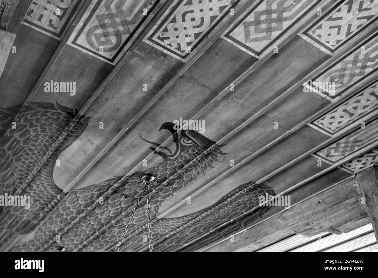 Decke mit Holzverkleidung,  Ornamenten und Adler / Reichsadler Motiv bemalt, Deutschland 1930er Jahre. Wooden ceiling painted with ornaments and an eagle / imperial eagle, Germany 1930s. Stock Photo