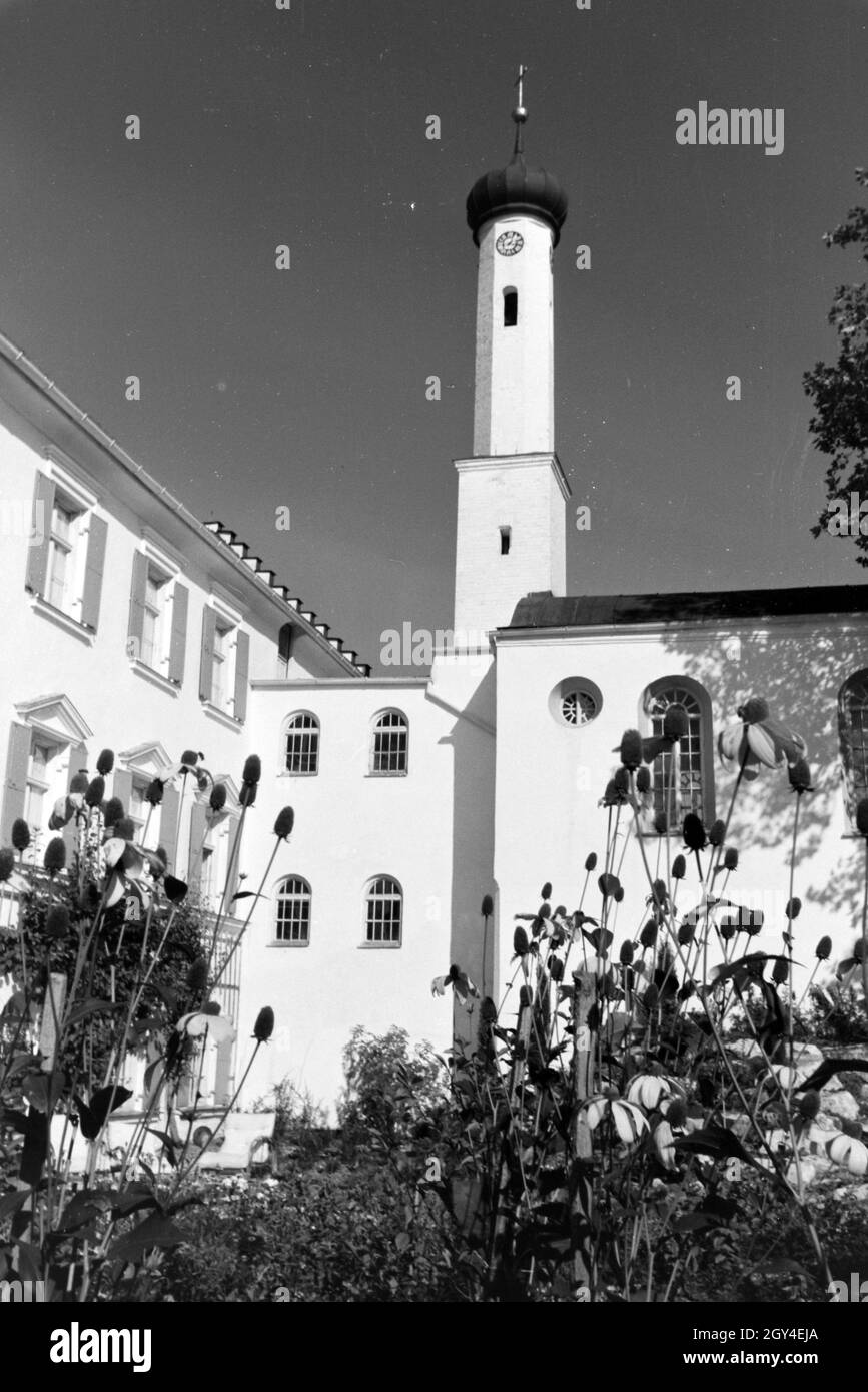 Ansicht vom Garten und Turm von Schloss Hartmannsberg, dem Anwesen des Bildhauers Josef Thorak, Deutschland 1930er Jahre. View of the garden and spire of Hartmannsberg castle, the residence of sculptor Josef Thorak, Germany 1930s. Stock Photo