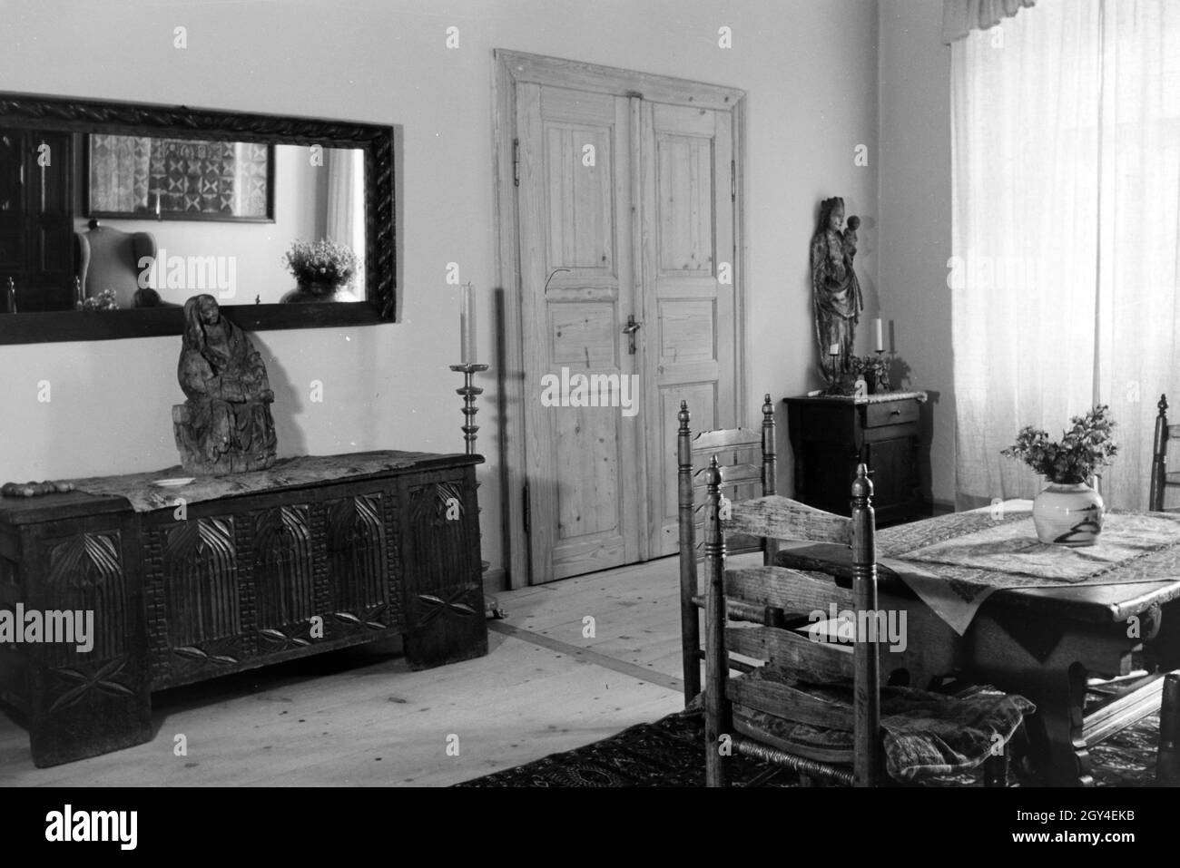 Ansicht des Speisezimmers / Esszimmers / Wohnzimmers  auf Schloss Hartmannsberg, dem Wohnsitz des bevorzugten Bildhauers Hitlers Josef Thorak, Deutschland 1930er Jahre. View of the dining room / living room in the Hartmannsberg castle, the residence of Hitler´s favoured sculptor Josef Thorak, Germany 1930s. Stock Photo