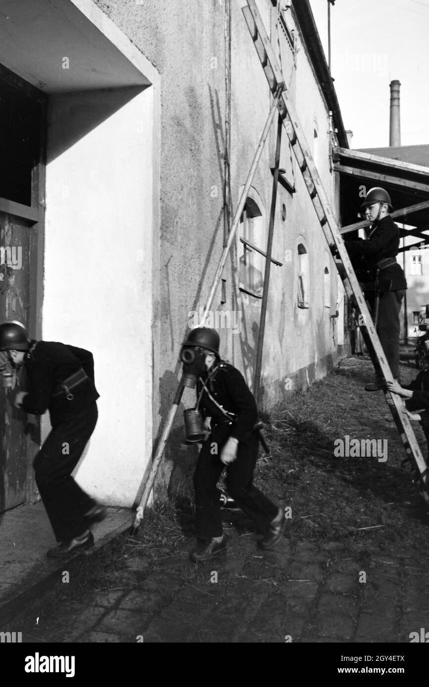 Jungen mit Rauchmasken bei einem Übungseinsatz der Kinderfeuerwehr, Deutschland 1930er Jahre. Boys wearing smoke helmets during a training of the junior firefighters, Germany 1930s. Stock Photo