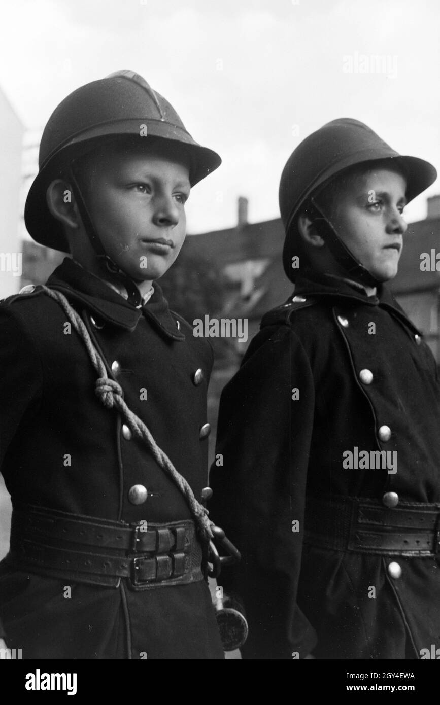 Porträt von uniformierten Jungen von der Kinderfeuerwehr bei einem Übungseinsatz, Deutschland 1930er Jahre. Portrait of uniformed boys of the junior firefighters during a training, Germany 1930s. Stock Photo