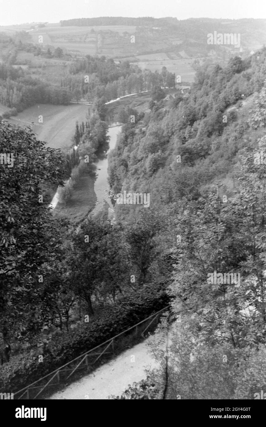 Aussicht von der Burg in Rothenburg ob der Tauber auf die üppige Natur im Tal, Deutschland 1930er Jahre. Panoramic view from the castle in Rothenburg ob der Tauber on the lush nature in the valley, Germany 1930s. Stock Photo