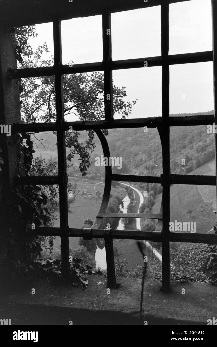 Aussicht von der Burg in Rothenburg ob der Tauber auf die üppige Natur im Tal, Deutschland 1930er Jahre. Panoramic view from the castle in Rothenburg ob der Tauber on the lush nature in the valley, Germany 1930s. Stock Photo