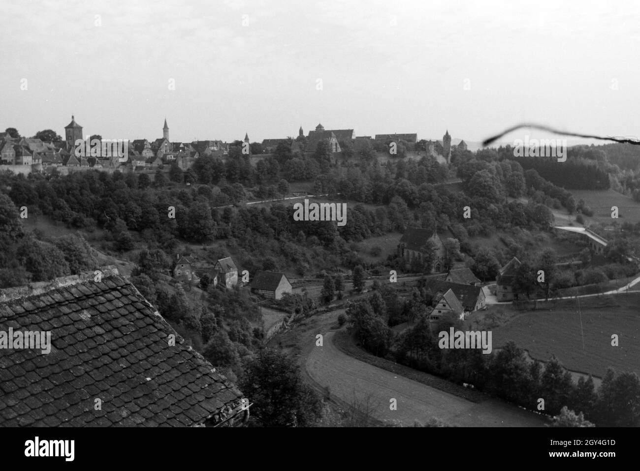 Aussicht von der Burg auf das Tal und die Stadt Rothenburg ob der Tauber, Deutschland 1930er Jahre. Panoramic view from the castle on the valley and city of Rothenburg ob der Tauber, Germany 1930s. Stock Photo