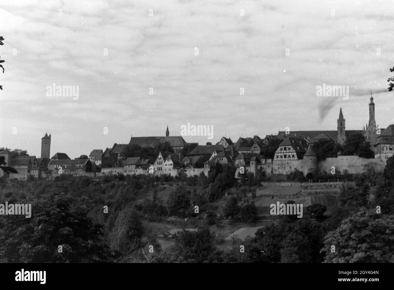 Aussicht von der Burg auf das Tal und die Stadt Rothenburg ob der Tauber, Deutschland 1930er Jahre. Panoramic view from the castle on the valley and city of Rothenburg ob der Tauber, Germany 1930s. Stock Photo