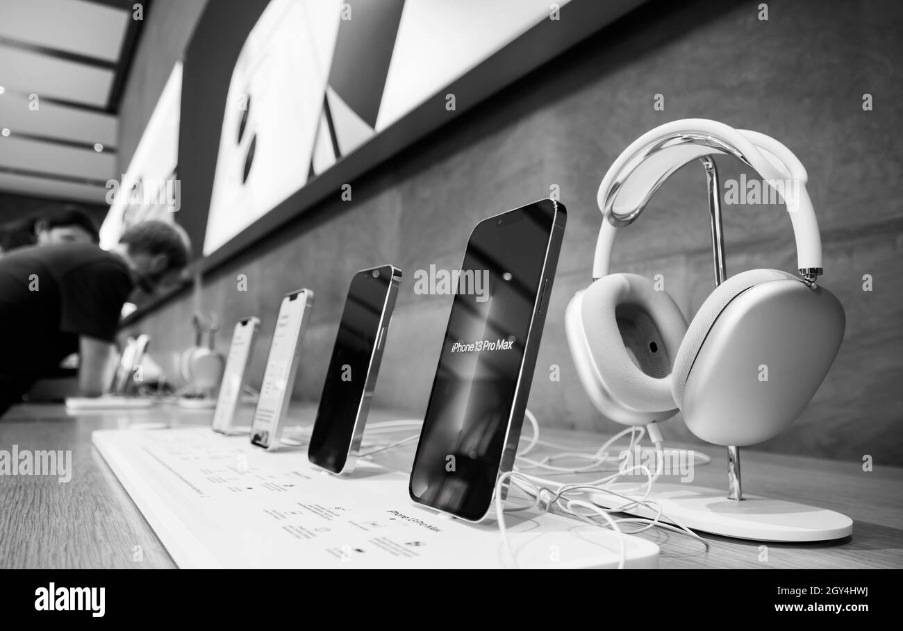 iPhone 13, 13 Pro and an iPhone 13 Pro Max presentation during launch day Stock Photo Alamy