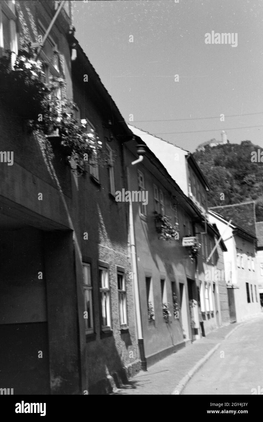 Eine Straße mit Wohnhäusern mit der Burg Grafenstein im Hintergrund, Bad Blankenburg, Deutschland 1930er Jahre. A street with apartment buildings with the Grafenstein castle in the background, Bad Blankenburg, Germany 1930s. Stock Photo