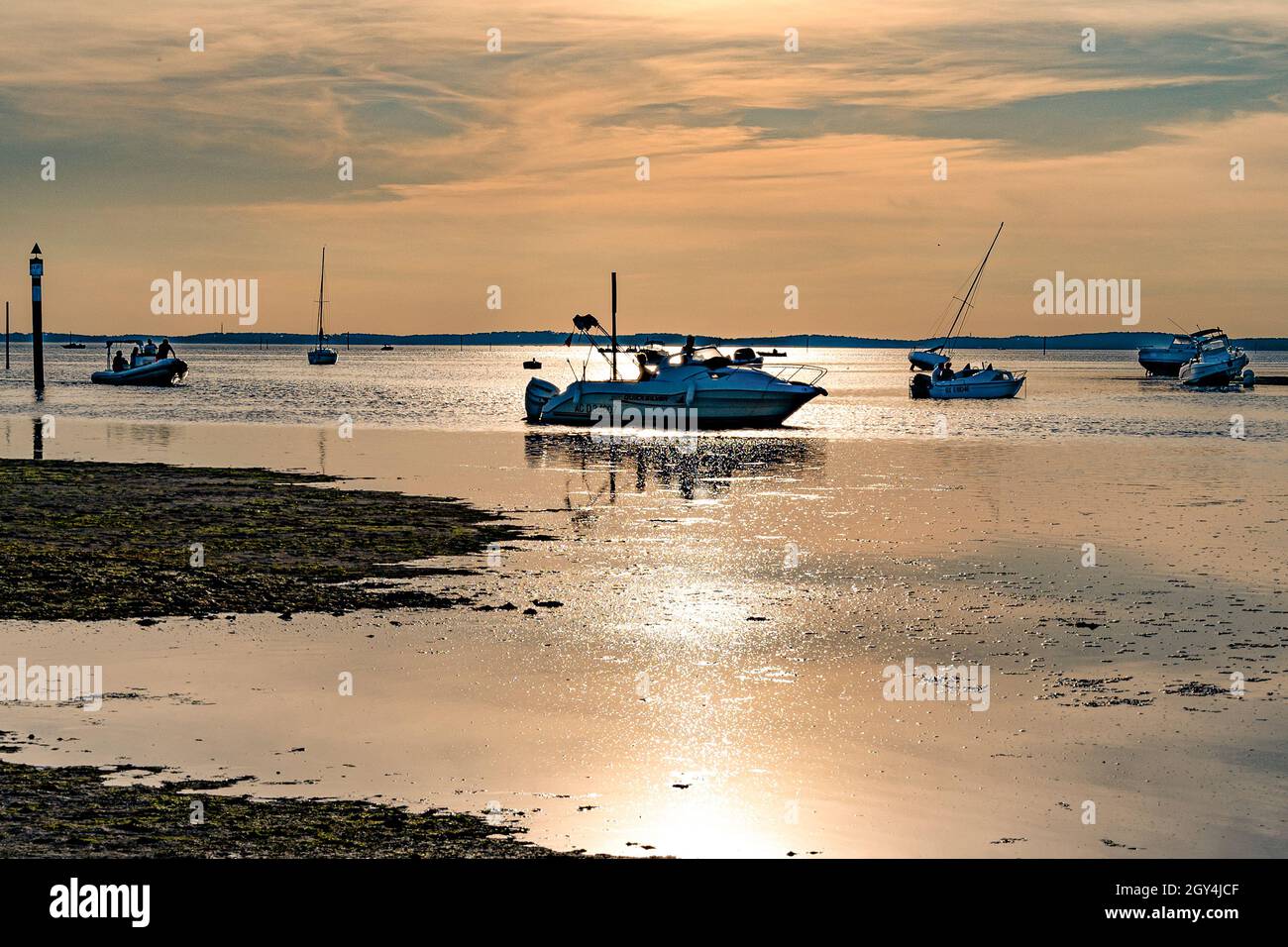 Boats returning to the port of Andernos-les-Bains in the bassin d'Arcachon, France Stock Photo
