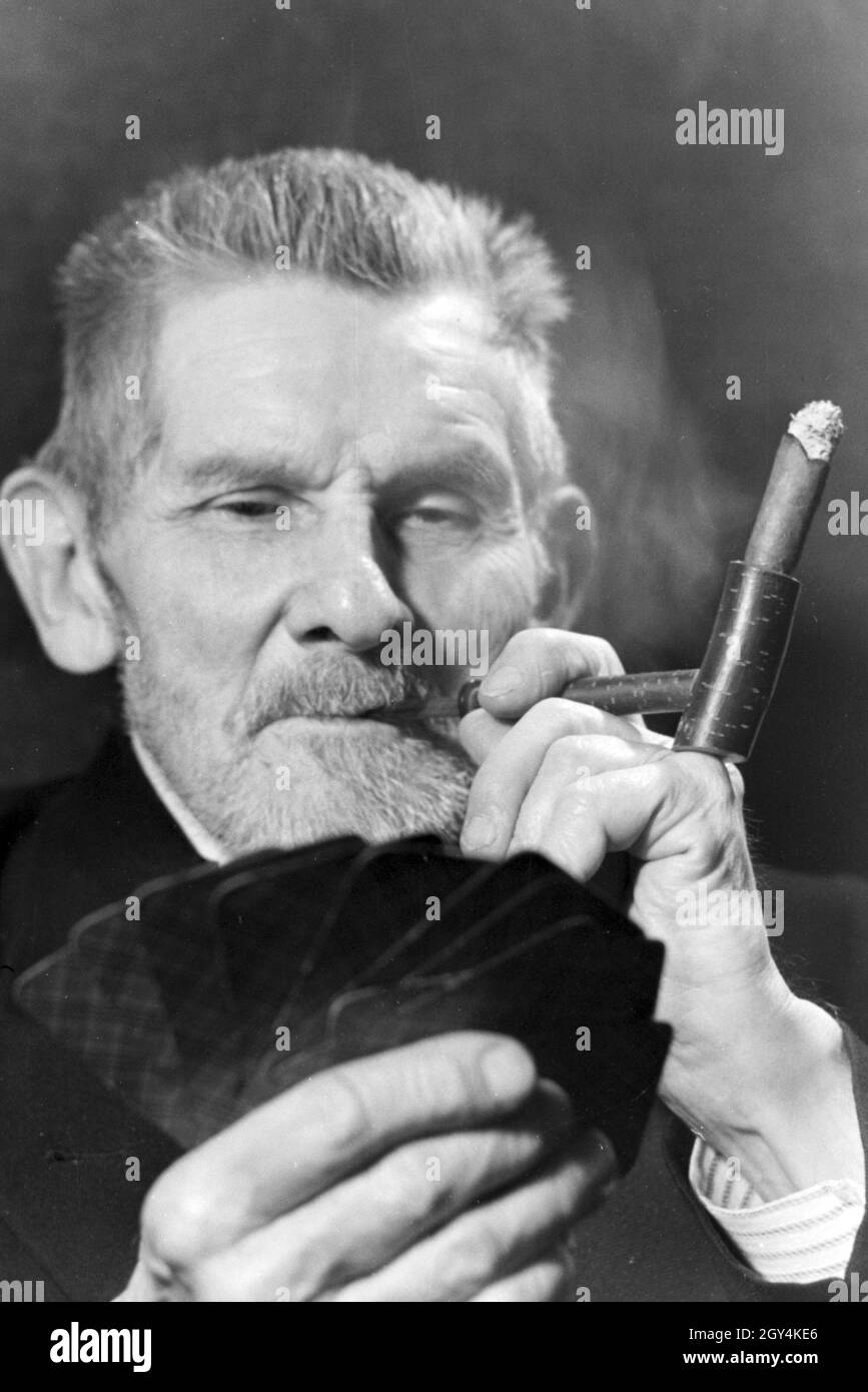 Ein Mann raucht Zigarre für eine Werbekampagne, Deutsches Reich 1930er Jahre. A man smoking a cigar for an advertising campaign, Germany 1930s. Stock Photo