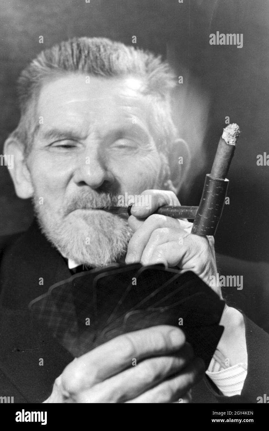 Ein Mann raucht Zigarre für eine Werbekampagne, Deutsches Reich 1930er Jahre. A man smoking a cigar for an advertising campaign, Germany 1930s. Stock Photo